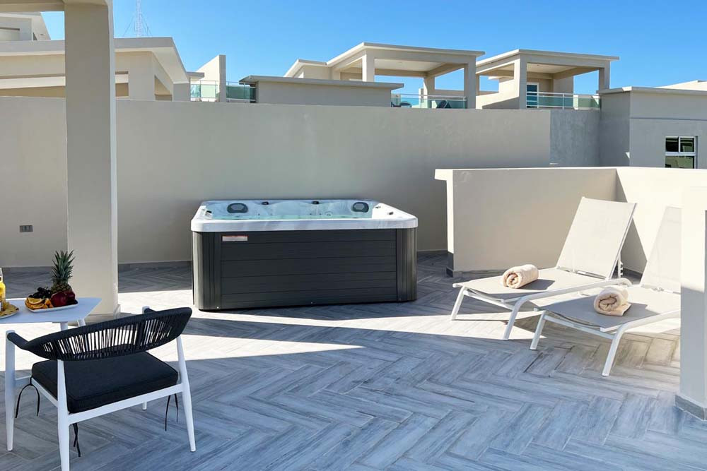 Jacuzzi and sun loungers on the terrace at Beach Apartamentos in Playa Palmera